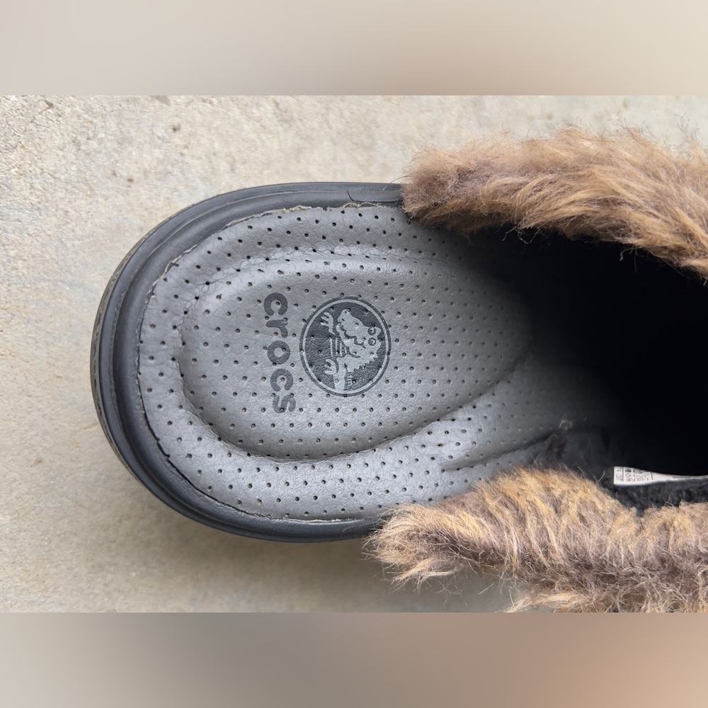 CROCS 16288 Cobbler Fuzz Faux Fur Lined Clogs Mules Dark Brown Womens Sz… - Picture 9 of 11